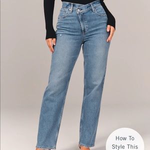 Abercrombie Curve Love 90s Ultra High Rise Straight Jeans in Medium Wash